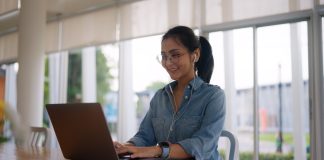 Asia,Young,Casual,People,Teen,Girl,Woman,Sitting,Relax,Smile