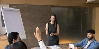 What,Is,Your,Opinion.,Friendly,Female,Business,Trainer,Teacher,Ask