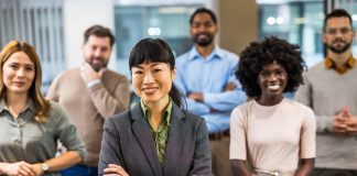 Asian,Boss,Standing,In,Front,Of,Her,Colleagues,In,The