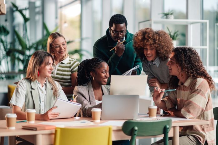 Group,Of,Diverse,Businesspeople,In,A,Modern,Office,,Developing,New